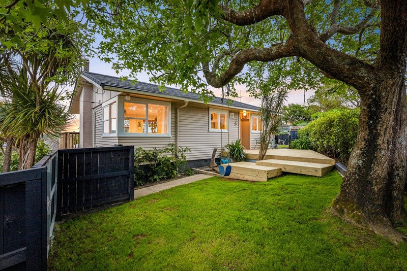 20 Tauhara Street, Green Bay, Auckland - Carousel 1