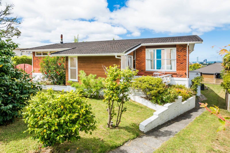 8 Martin Crescent, Northcote, Auckland - Carousel 2