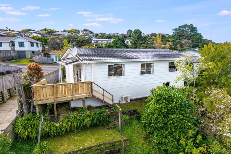 12 Gaff Place, Whitby, Porirua - Carousel 1