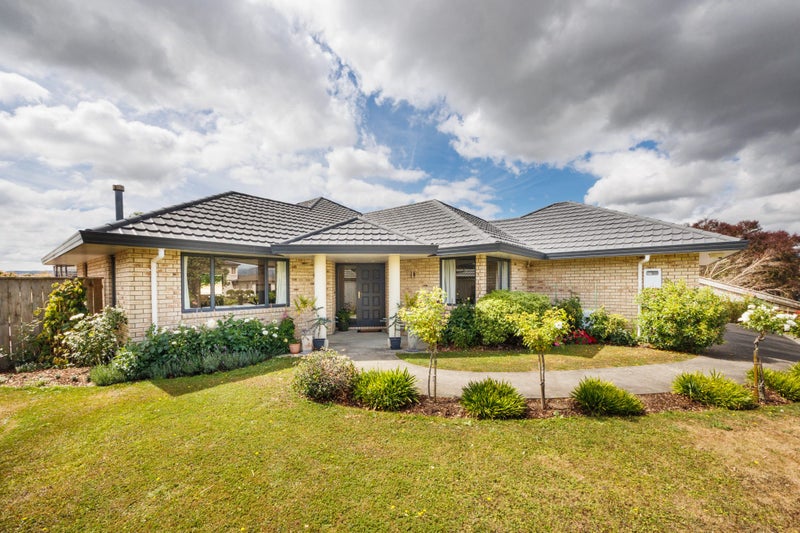 147 Pacific Drive, Fitzherbert, Palmerston North - Carousel 1