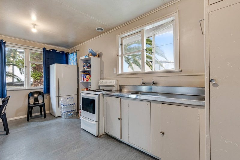 21 Farnborough Crescent, Mangere, Auckland - Carousel 2