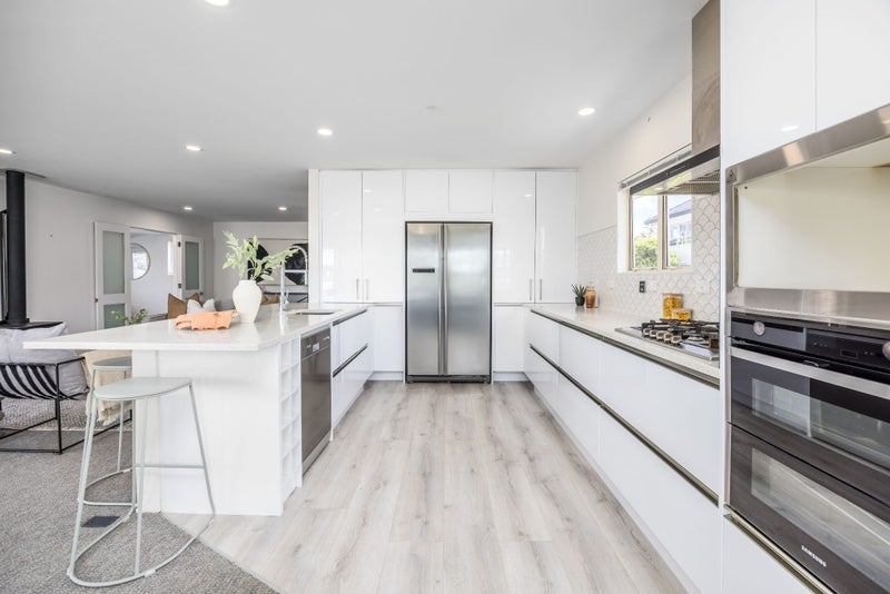 4 Ellangowan Road, Waiake, Auckland - Carousel 2