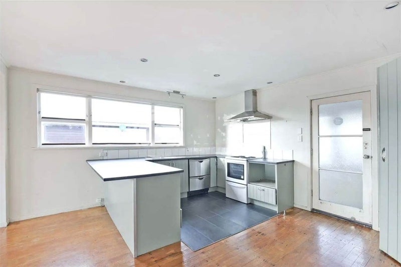 2 Tracey Terrace, Te Atatu South, Auckland - Carousel 2