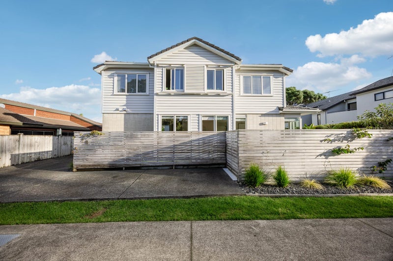 28A INVERNESS RD, Browns Bay, Auckland - Carousel 1
