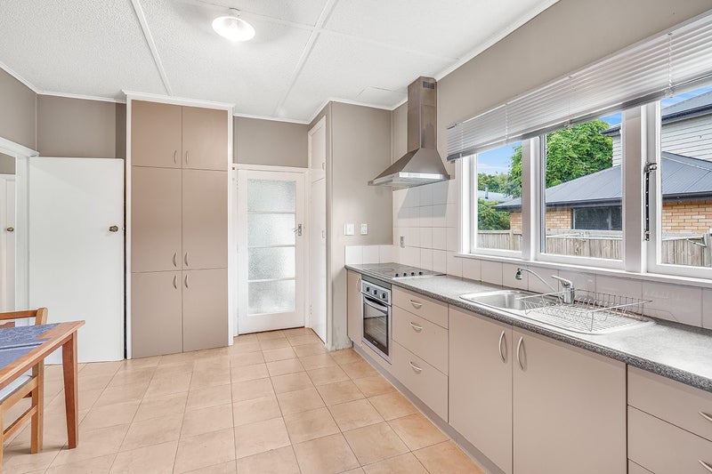 221 Fox Street, Hamilton East, Hamilton - Carousel 2