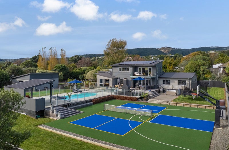 1 Moss Lane, Raumati Beach, Paraparaumu - Carousel 1
