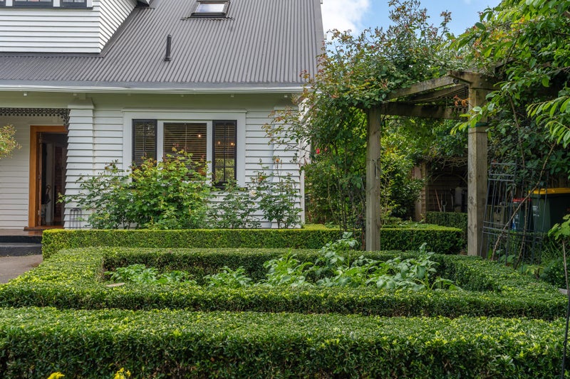 8 Riro Street, Hamilton East, Hamilton - Carousel 24