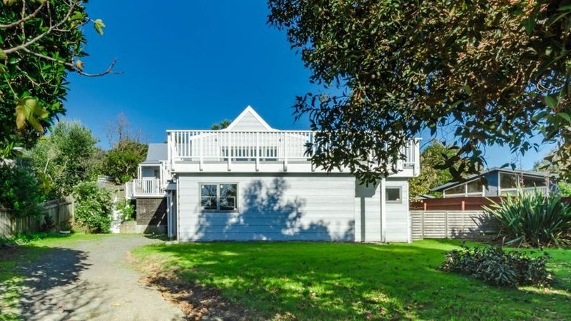 11 Hicks Crescent, Waikanae Beach, Waikanae - Carousel 1