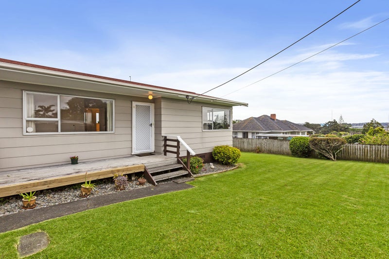 1/57 Amberley Avenue, Te Atatū South, Auckland - Carousel 1