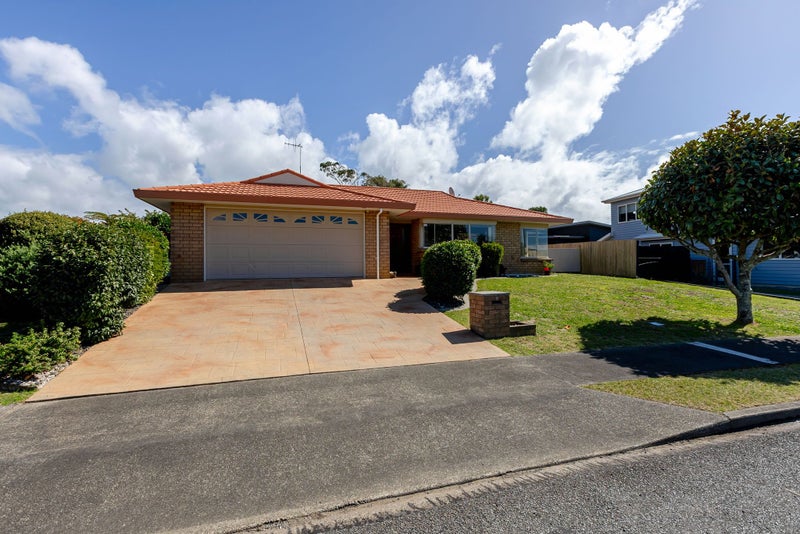 8 San Vito Place, Paraparaumu Beach, Paraparaumu - Carousel 1