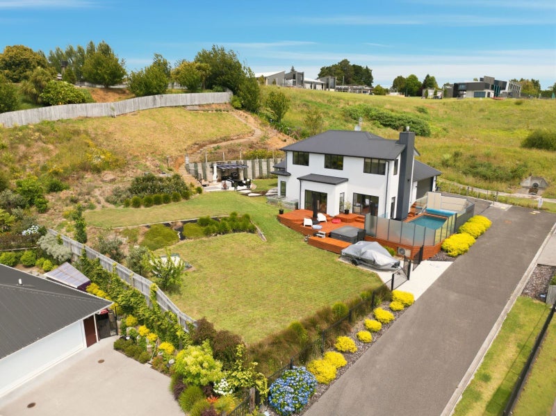 11 Kissling Terrace, Pyes Pa, Tauranga - Carousel 1
