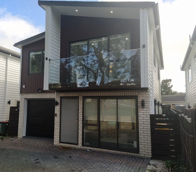 27A Commodore Drive, Lynfield, Auckland - Carousel 1