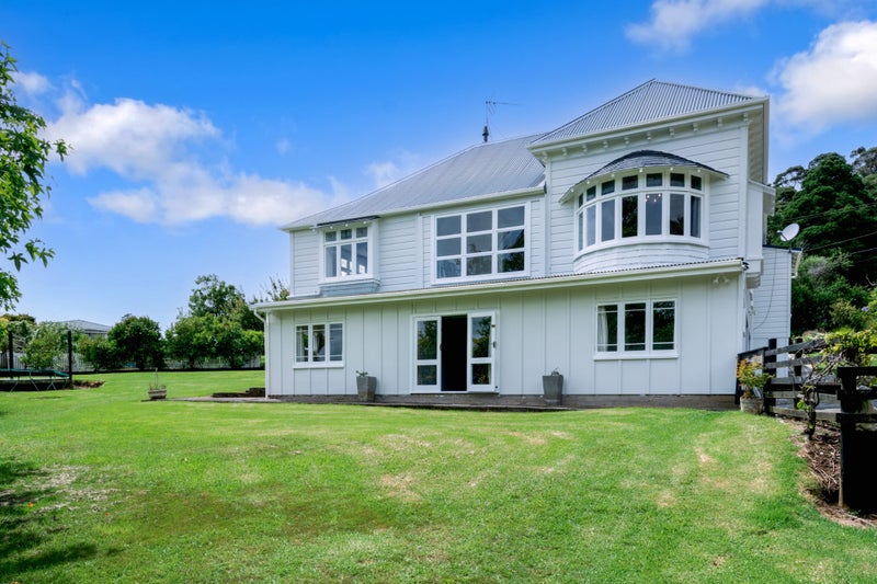 12 Mildon Road, Waitākere, Auckland - Carousel 1