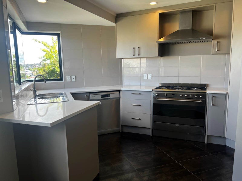 2/10 Sumich Place, West Harbour, Auckland - Carousel 2