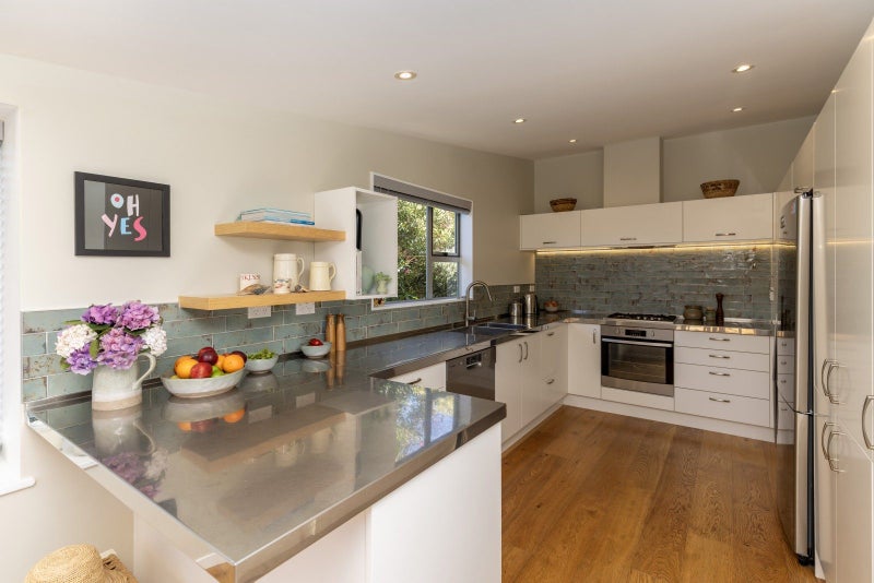 7 Kawau Grove, Waikanae Beach, Waikanae - Carousel 2