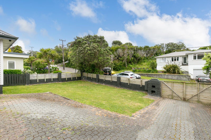 27 Lyndfield Lane, Newlands, Wellington - Carousel 20