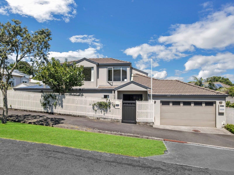 23 Ascot Avenue, Narrow Neck, Auckland - Carousel 1