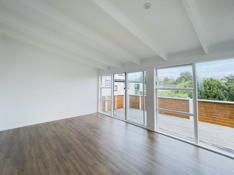 18A Sylvan crescent, Te Atatu South, Waitakere City, Auckland - Carousel 2