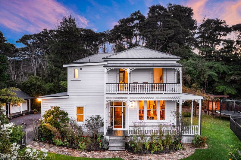 8 Kellys Road, Oratia, Auckland - Carousel 1