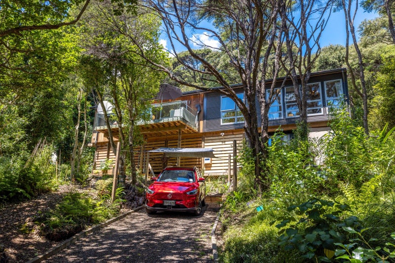 4 Watson Road, Ōmiha, Waiheke Island - Carousel 1