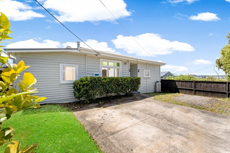 14 Divich Avenue, Te Atatu South, Auckland - Carousel 1
