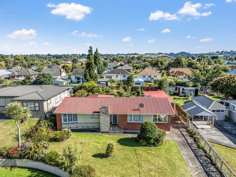 4 Glandwr Crescent, Whanganui East, Whanganui - Carousel 1
