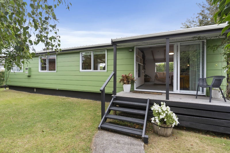 1/2 Springbank Lane, Te Atatū Peninsula, Auckland - Carousel 1