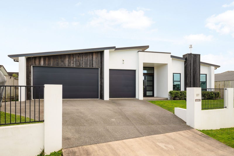 27 Batten Drive, Flagstaff, Hamilton - Carousel 1