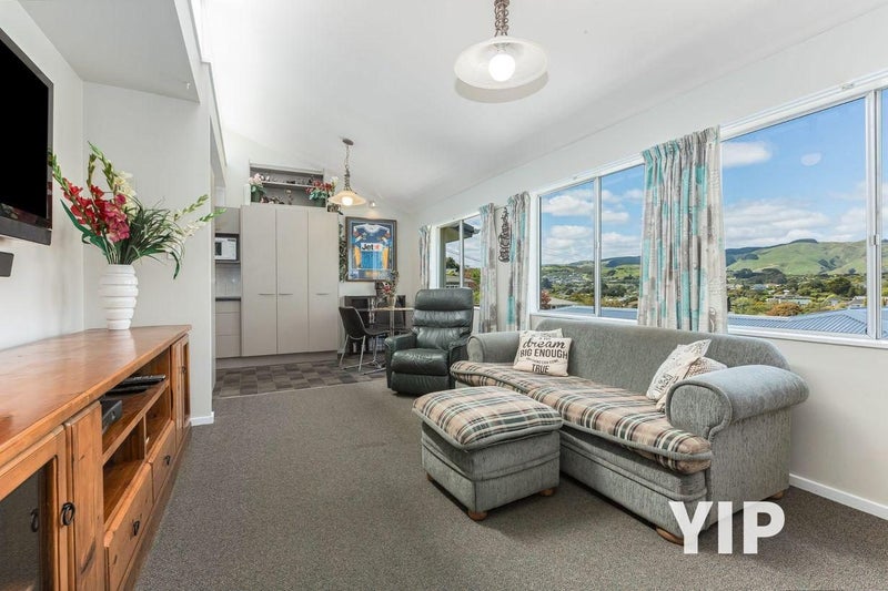 71A Larsen Crescent, Tawa, Wellington - Carousel 2