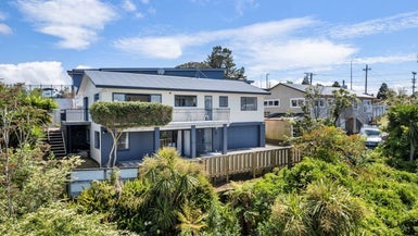 2/982 East Coast Road, Northcross, Auckland - Carousel 1