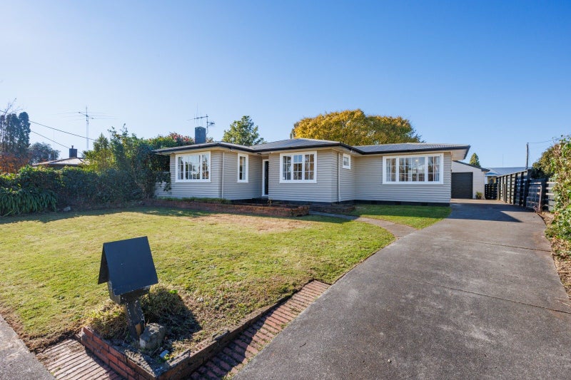 8 Norwich Place, Awapuni, Palmerston North, Manawatu / Whanganui - Carousel 1