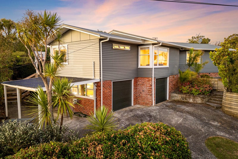 39 Taupo Street, Green Bay, Auckland - Carousel 1