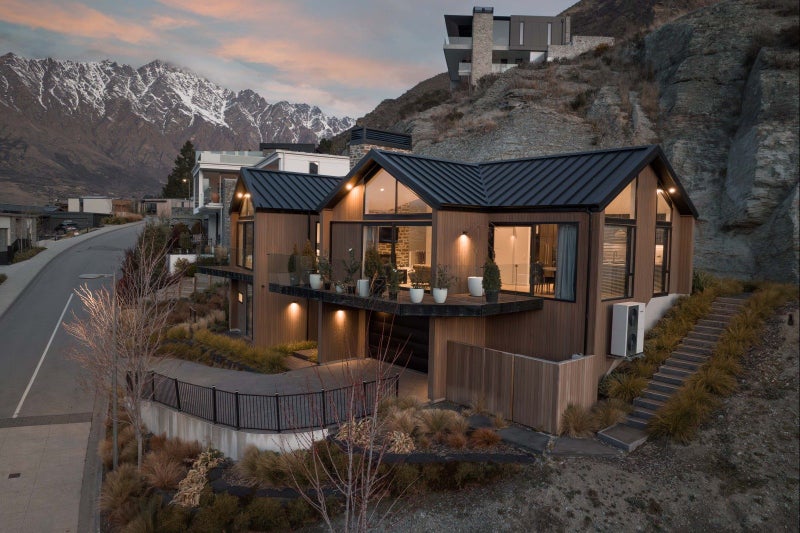 4 Old Homestead Place, Kelvin Heights , Queenstown - Carousel 1