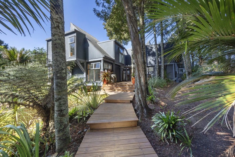 186B Woodlands Park Road, Titirangi, Auckland - Carousel 1