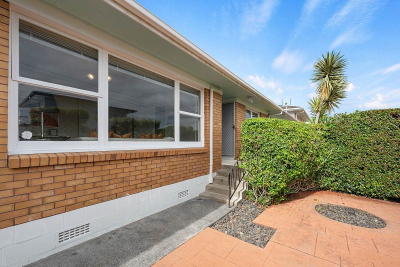 2/11 Wicklow Road, Narrow Neck, Auckland - Carousel 23