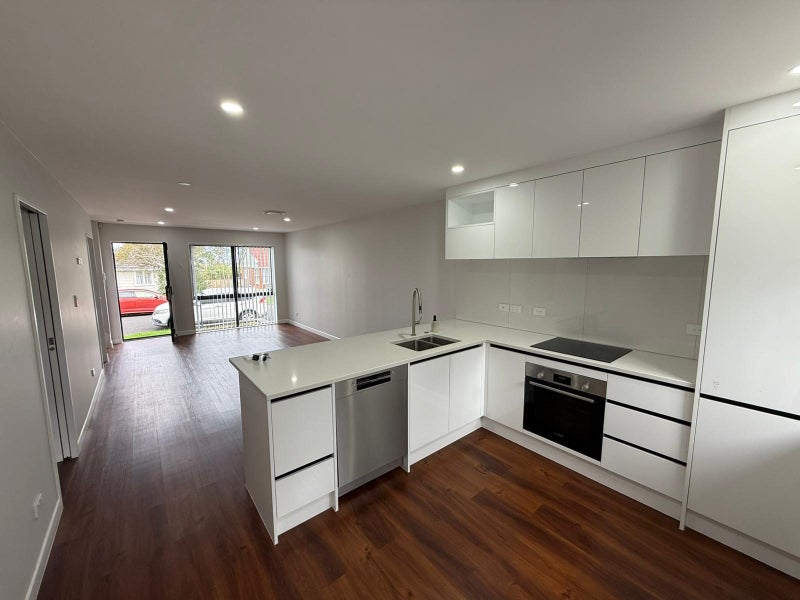 7B Guildford Place, Glen Innes, Auckland - Carousel 2