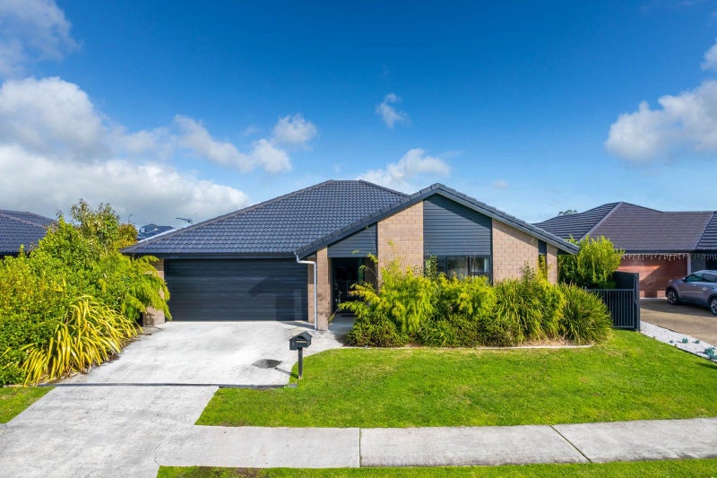 8 Ladeira Place, Fitzroy, Hamilton - Carousel 1