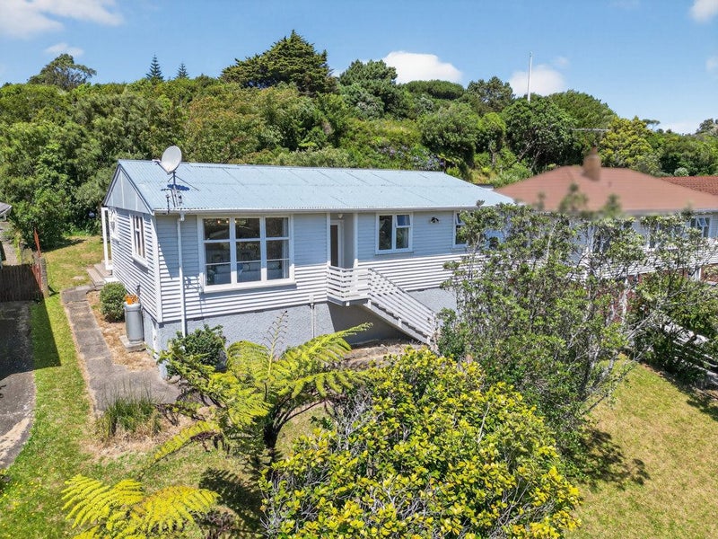 55 Taylor Terrace, Tawa, Wellington - Carousel 1