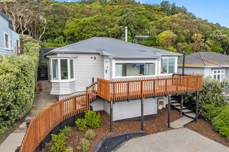 147 Severn Street, Island Bay, Wellington - Carousel 1