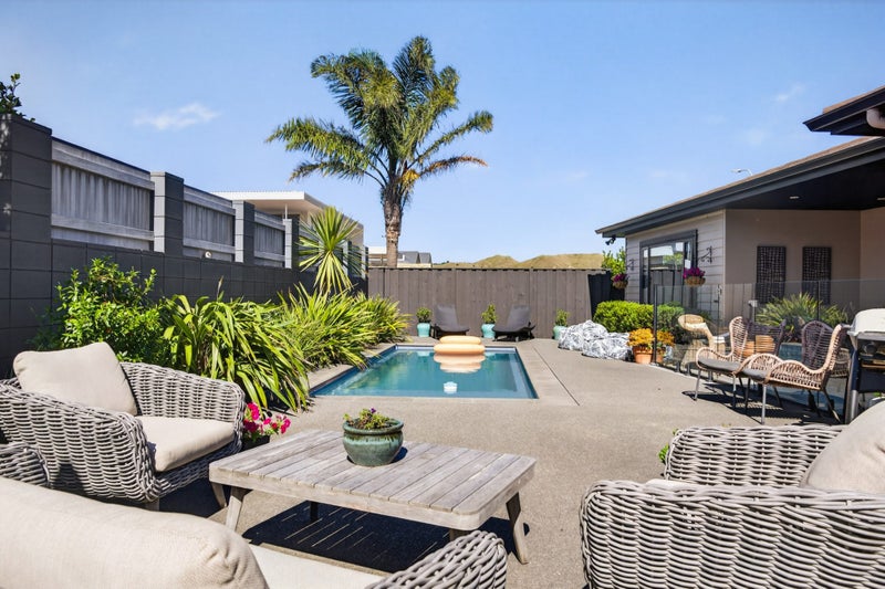 5 Beach Cove, Wainui, Gisborne - Carousel 1