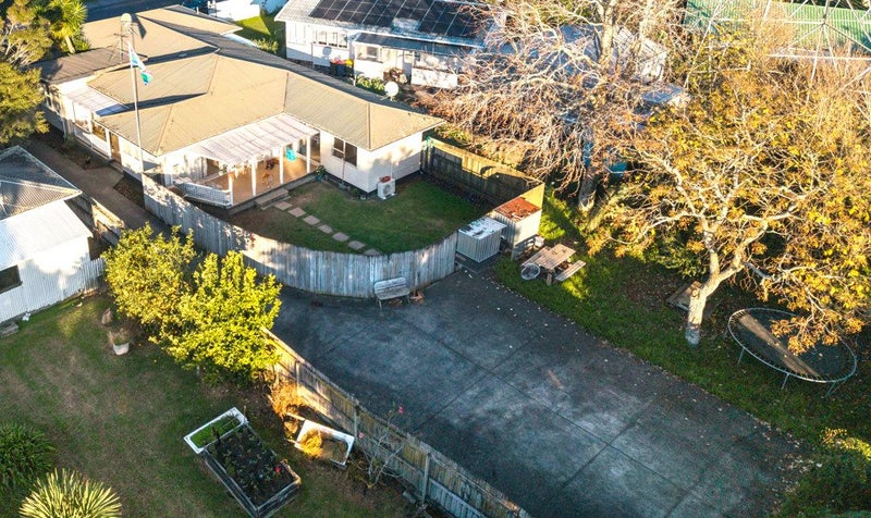 42 Cobham Crescent, Kelston, Auckland - Carousel 1