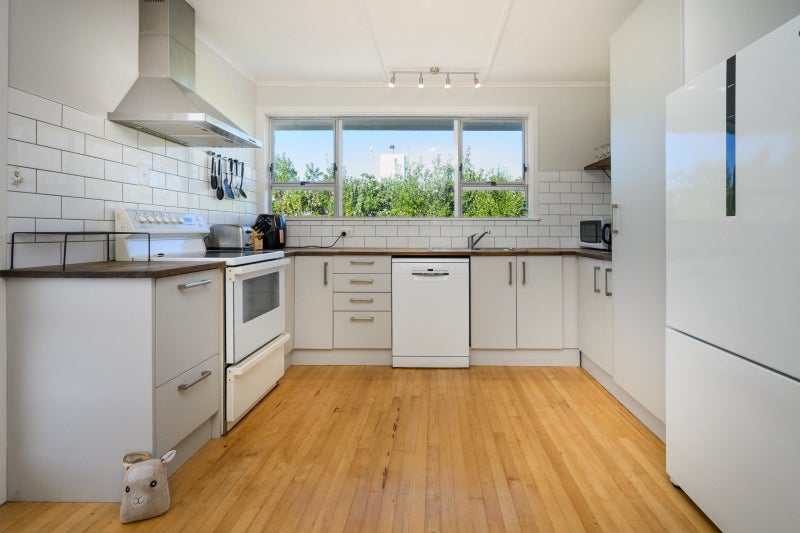 7 Tararua Terrace, Cloverlea, Palmerston North - Carousel 2