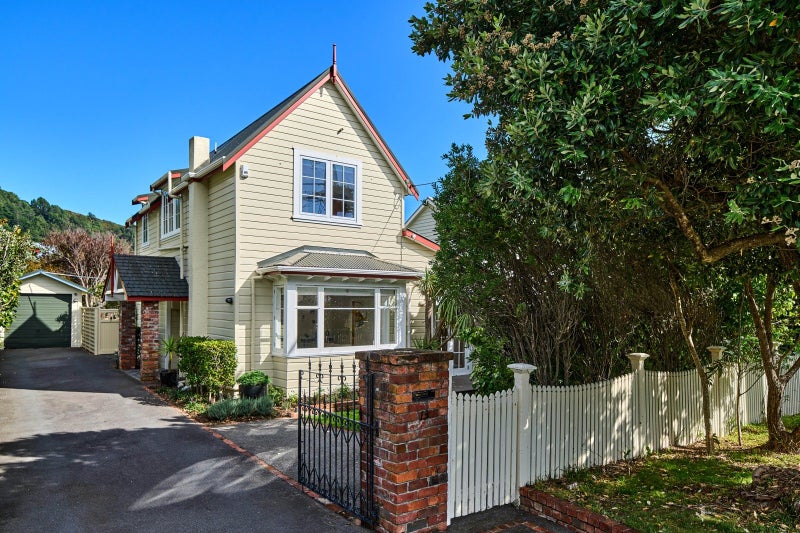 13 Miro Street, Eastbourne, Lower Hutt - Carousel 1