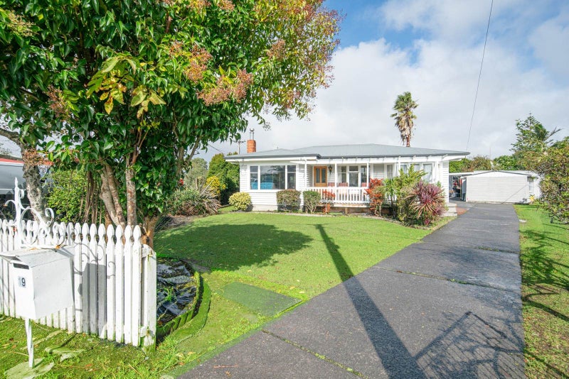 19 Edgerton Road, Te Atatu Peninsula, Auckland - Carousel 1