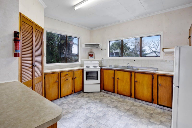 11 Denmark Terrace, Midhirst, Stratford - Carousel 2