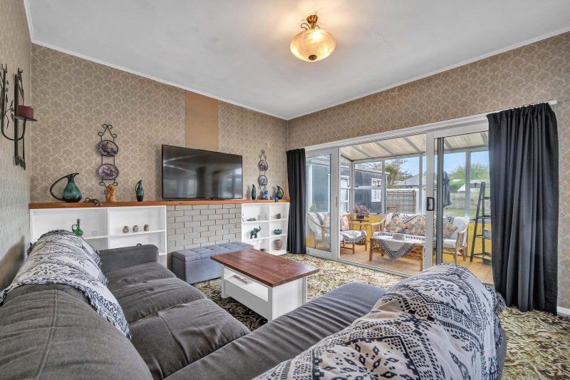 7 Percy Avenue, Stratford - Carousel 2