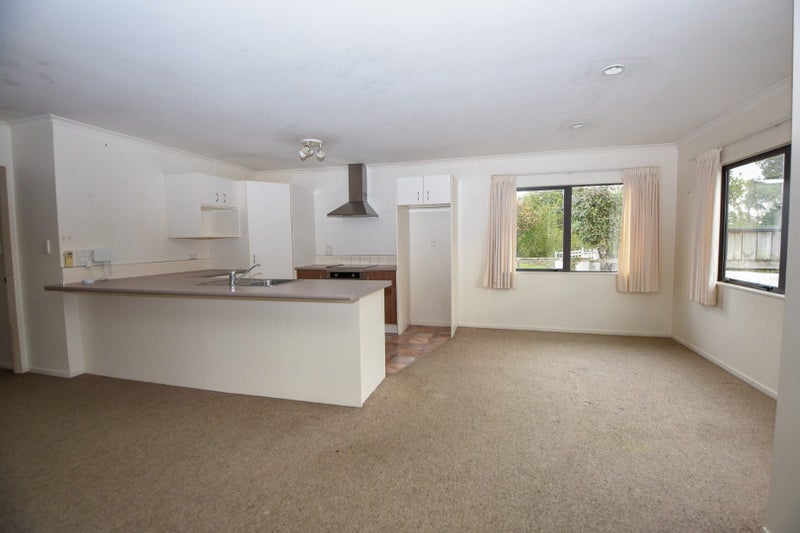 194 High Street North, Carterton - Carousel 2
