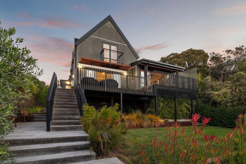 10 Tuawera Terrace, Clifton, Christchurch - Carousel 1