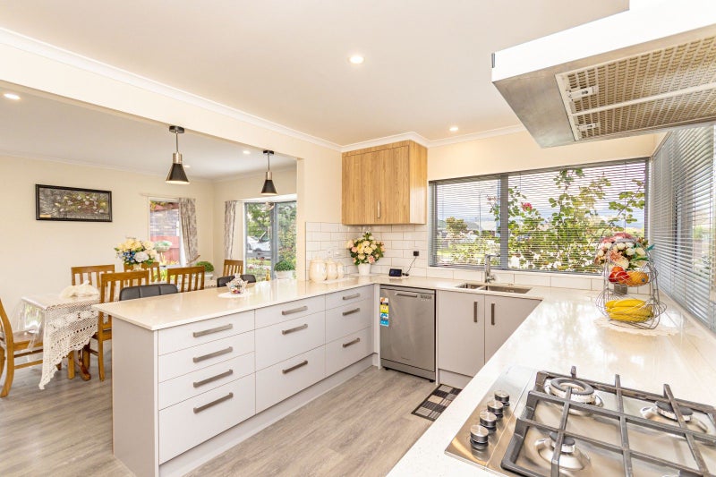 6 Royal Oak Drive, Kelvin Grove, Palmerston North - Carousel 2