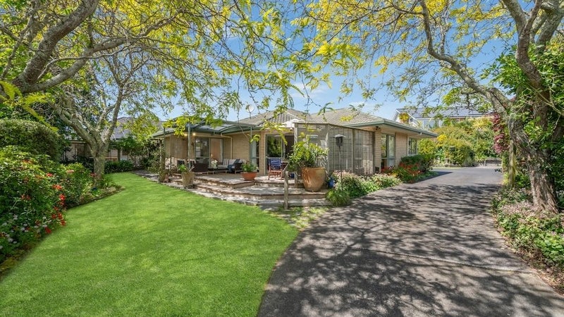 6 Araminta Place, Beachlands, Auckland - Carousel 1